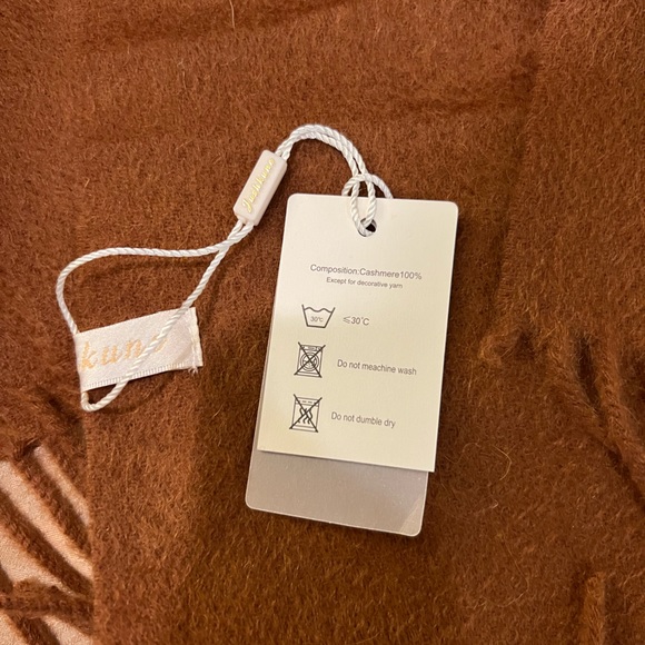 NWT 100% cashmere caramel color scarf/body warp - Picture 4 of 4